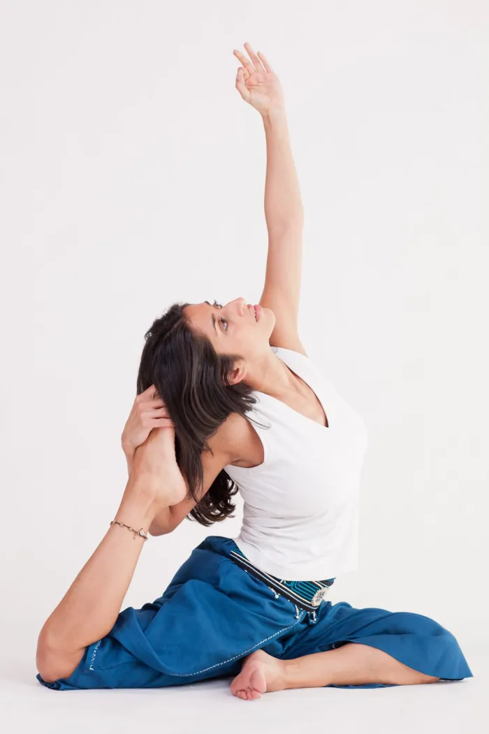 Chris practicando yoga